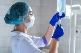 Девушка медицинская сестра готовит капельницу для очищения организма от наркотиков